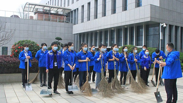 波隆水務集團繼續(xù)弘揚雷鋒精神組織員工在榔梨片區開展志愿清掃街道活動